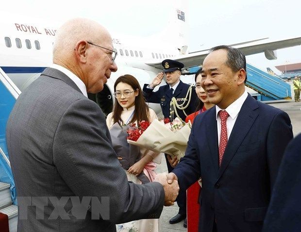 Chairman of the Presidential Office of Vietnam Le Khanh Hai welcomes Governor-General of Australia David Hurley at Noi Bai International Airport. (Photo: VNA)