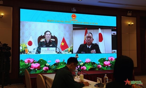 Sen. Lieut. Gen. Nguyen Tan Cuong, Chief of the General Staff of the Vietnam People’s Army, holds online talks with General Yoshida Yoshihide, Chief of Staff of the Japan Self-Defence Forces Joint Staff (Photo: qdnd.vn) 