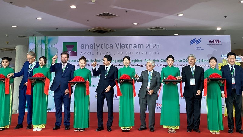 The riboon cutting ceremony for the Analytica Vietnam 2023. (Photo: NDO)