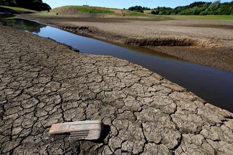 Cracks can be seen in the dried up bed of Tittesworth Reservoir, in Leek, Britain, August 12, 2022. (Photo: REUTERS)