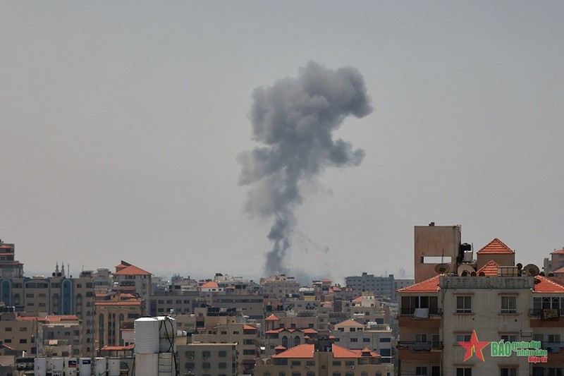 Smoke rises after Israel conducted an air strike in the Gaza Strip on May 10. (Photo: AFP/qdnd.vn)