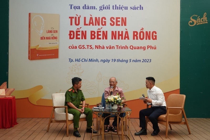 Writer Trinh Quang Phu talks with readers.