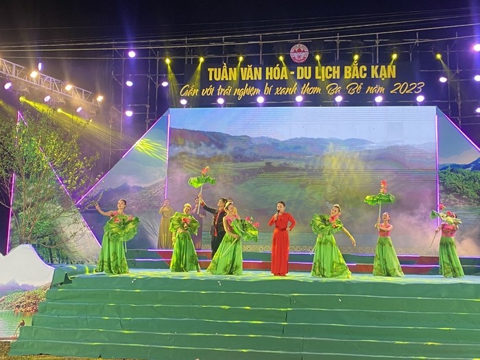 An art performance at the opening ceremony. (Photo: hanoimoi.com.vn)