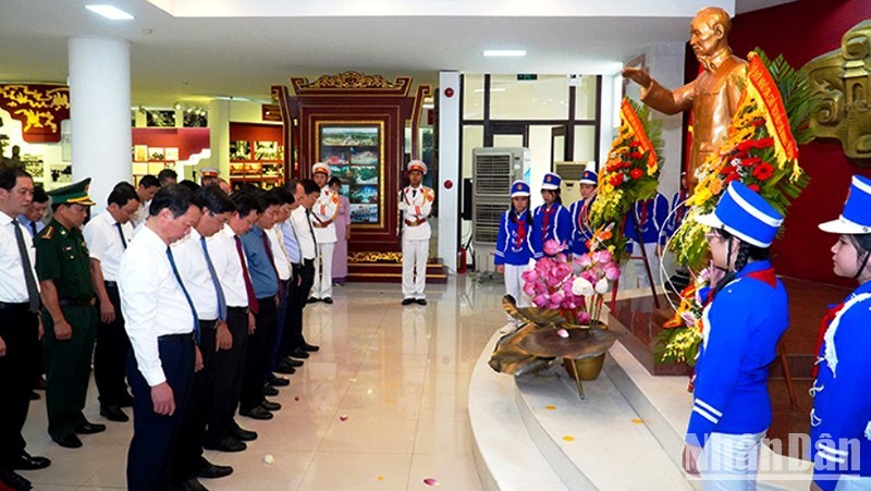 Thua Thien Hue Provincial authorities laid wreaths in tribute to President Ho Chi Minh. (Photo: NDO)