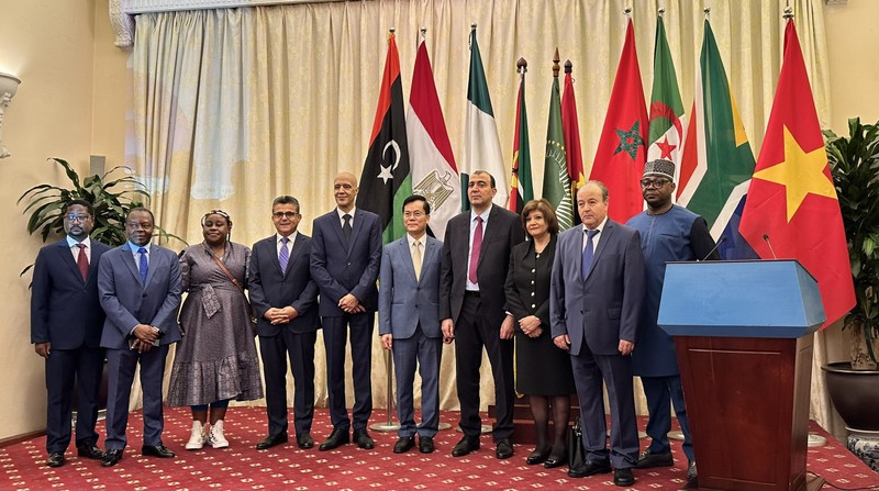 Deputy Minister of Froreign Affairs Ha Kim Ngoc and Ambassadors of eight African countries in Vietnam pose for a photo at the event. (Photo: KIM LINH)