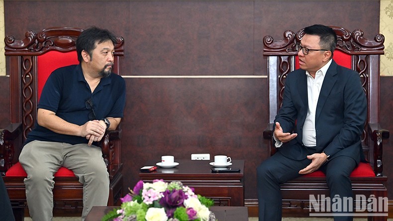 Nhan Dan Newspaper's Editor-in-chief Le Quoc Minh (right) receives Director of ABU Programming Yasu Nagahata. 