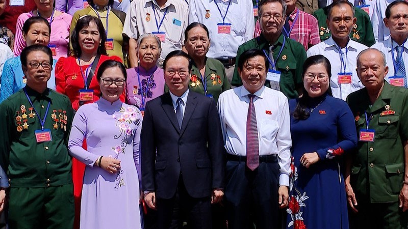 President Vo Van Thuong and the delegation of revolutionary contributors from Vinh Long Province. (Photo: Hong Quan)