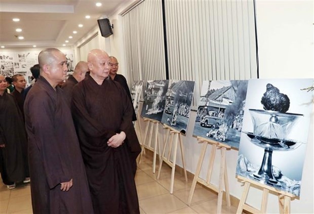 Most Venerable Thich Le Trang (2nd from L), Head of the VBS Executive Board in Ho Chi Minh City, attends the exhibition (Photo: VNA)