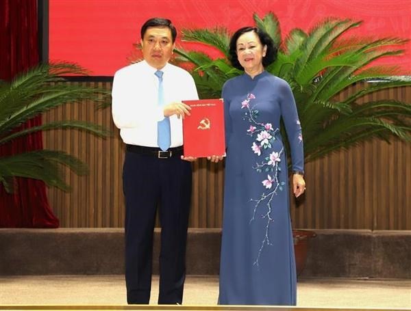 Truong Thi Mai, Politburo member, Secretary of Party Central Committee and head of its Organisation Commission hands over the Politburo's decision to Nguyen Manh Dung on May 31. (Photo: VNA)