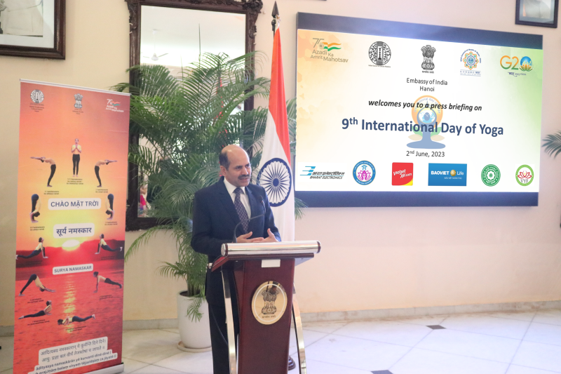 Indian Ambassador to Vietnam Sandeep Arya speaks at the press conference on the 9th International Yoga Day in Hanoi. (Photo: Indian Embassy)