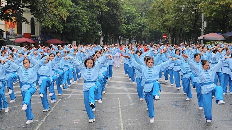 More than 2,000 elderly people in Hanoi perform physical exercise. (Photo: MANH TRUONG)