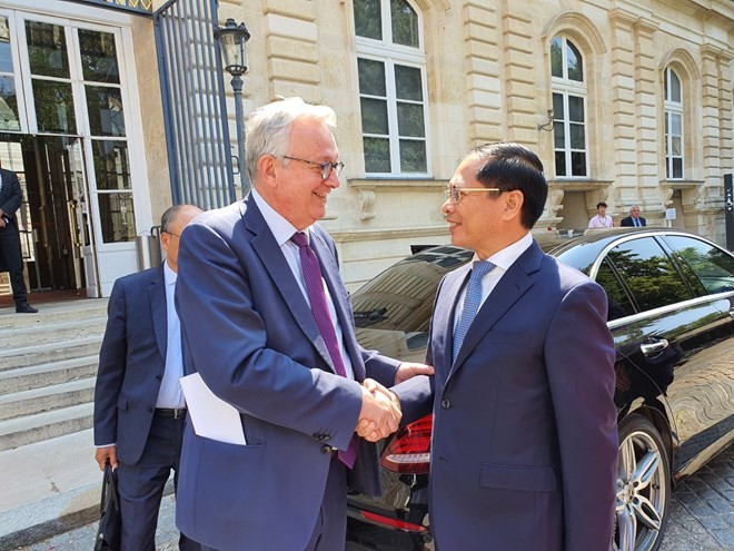 Minister of Foreign Affairs Bui Thanh Son (R) is greeted by French Senate’s Vice President Pierre Laurent at the Senate. (Photo: VNA)