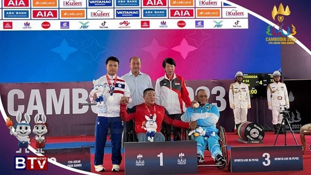 In the men’s 72kg event, Nguyen Van Hung (centre, first row) of Vietnam obtained the two golds for the best weightlifting performance of 155kg and a total weight of 458kg after three successful lifts.(Photo: VNA)
