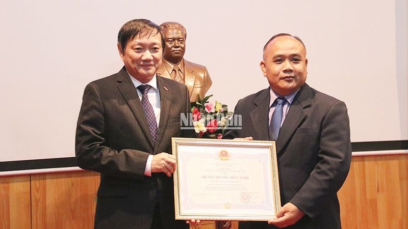Ambassador Nguyen Ba Hung presents Friendship Order to Kaysone Phomvihane Museum. 