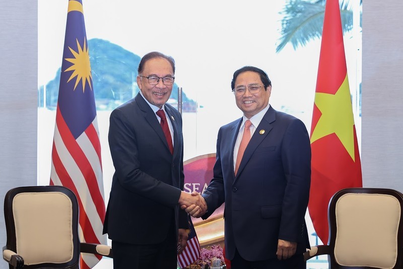 PM Pham Minh Chinh and his Malaysian counterpart Anwar Ibrahim meet each other in May 2023, on the occasion of the 42nd ASEAN Summit in Labuan Bajo, Indonesia. (Photo: VGP)