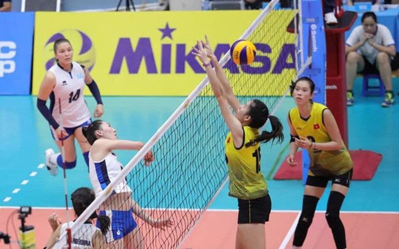 Vietnam women's volleyball team (right) competes at VTV International Volleyball Tournament 2019.