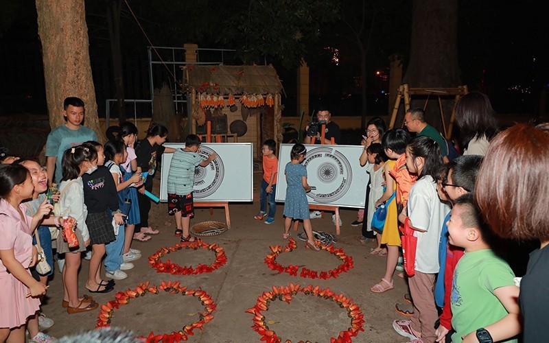 Children are experiencing jigsaw puzzles of bronze drums when participating in the tour “Sounds of ancient bronzes”, at the Vietnam National Museum of History.
