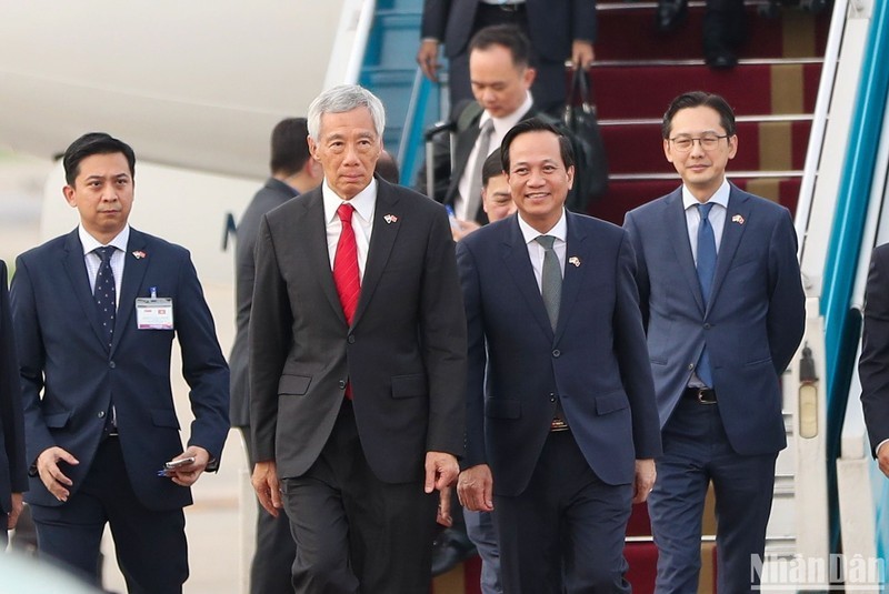 Photo: Minister of Labour, War Invalids and Social Affairs Dao Ngoc Dung welcomes Singaporean PM Lee Hsien Loong at Noi Bai International Airport.