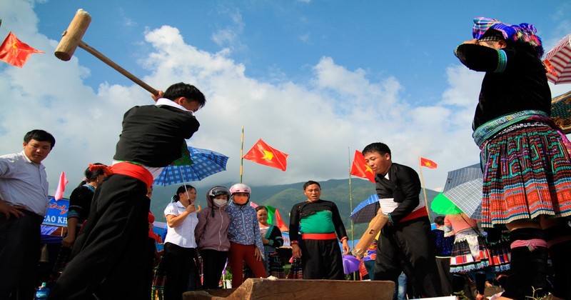 Pounding 'Giay cake' is a traditional activity of the H'Mong people in Lai Chau Province to celebrate National Day.