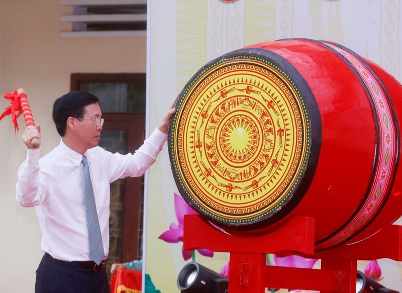 President Vo Van Thuong beats the drum to kick off the new academic year. (Photo: VOV)