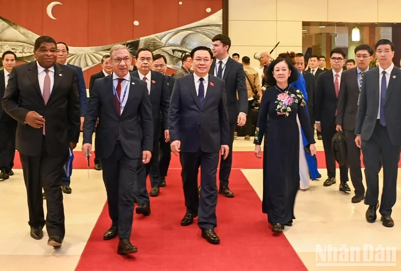 Chairman of the National Assembly Vuong Dinh Hue, President of the Inter-Parliamentary Union (IPU) Duarte Pacheco and other leaders attend the opening ceremony. 