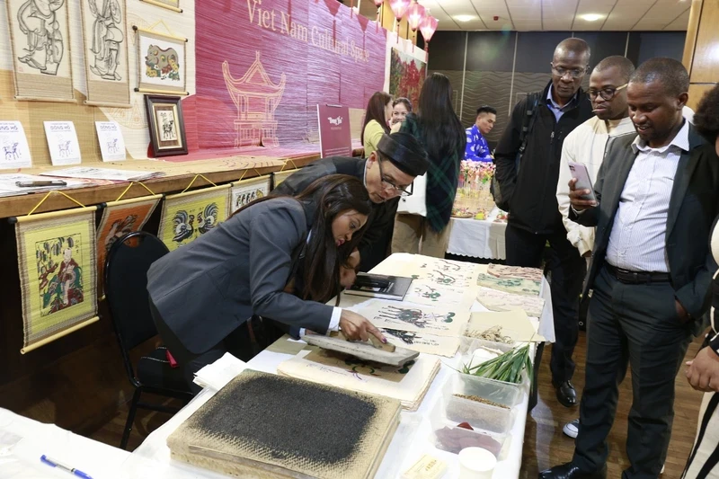 South Africans visit and learn about printing techniques for Dong Ho paintings, which were instructed by artisan Nguyen Dang Tam. (Photo: Department of Cultural Diplomacy and UNESCO)