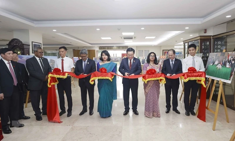 NA Chairman Vuong Dinh Hue joins a ribbon-cutting ceremony to kick off the exhibition. (Photo: VNA)