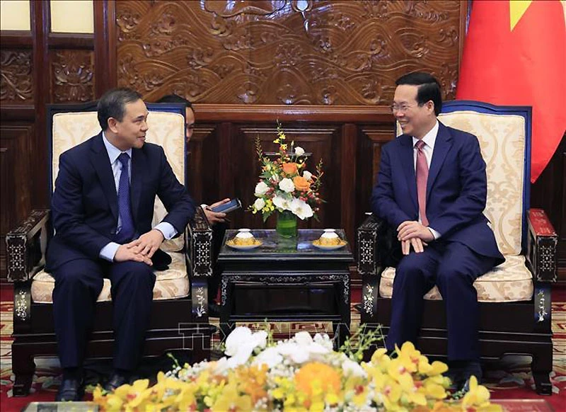 President Vo Van Thuong (R) and Lao Ambassador to Vietnam Sengphet Houngboungnuang. (Photo: VNA)