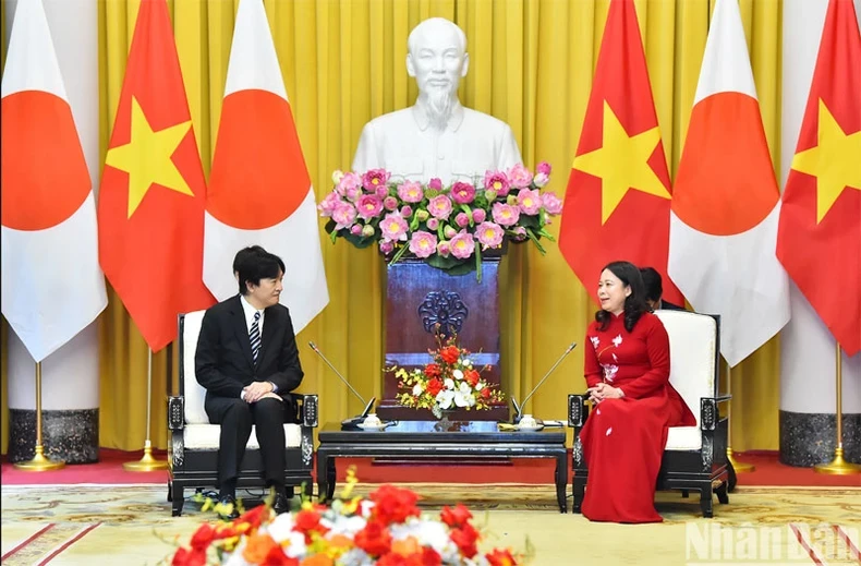 Vice President Vo Thi Anh Xuan (R) and Crown Prince Akishino.