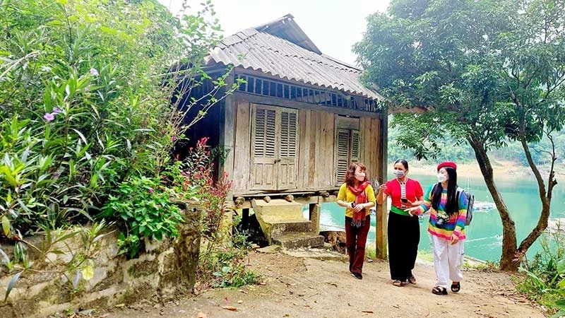 The locals guide tourists to visit Da Bia Village (Da Bac District, Hoa Binh Province). (Photo: MAI MAI)