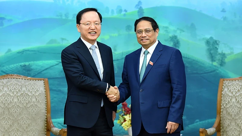 Prime Minister Pham Minh Chinh (R) and Chief Financial Officer of Samsung Group Park Hark Kyu (Photo: NDO)