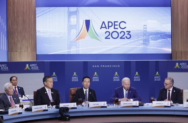 Vietnamese President Vo Van Thuong (front, centre) and other APEC leaders at the dialogue with guests in San Francisco on November 16 (Photo: VNA)