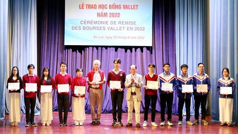 Prof. Patrick Aurenche and Do Trinh Hue, representatives of the Vallet Scholarship Fund in Vietnam, presented scholarships to excellent students in 2022.