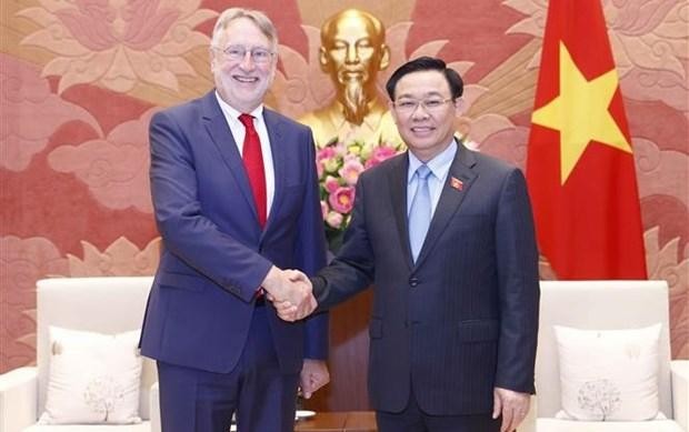 Chairman of the National Assembly Vuong Dinh Hue (R) receives Chairman of the European Parliament’s Committee on International Trade (INTA) Bernd Lange (Photo: VNA)