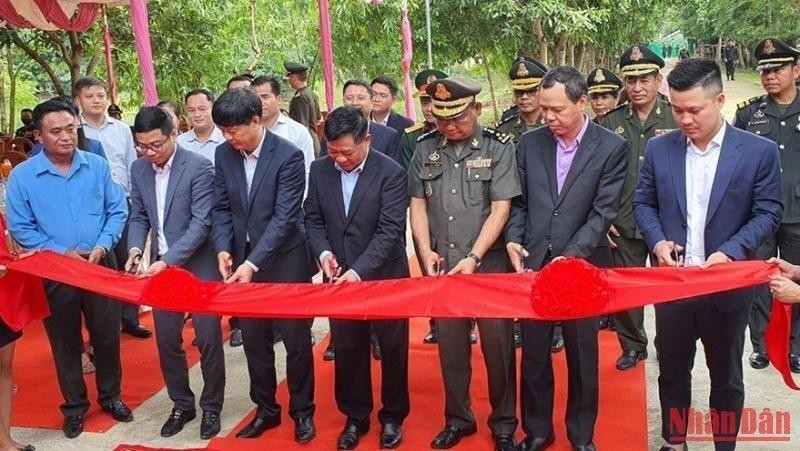  Delegates cut the ribbon to inaugurate the house for preserving the remains of Vietnamese volunteer soldiers.
