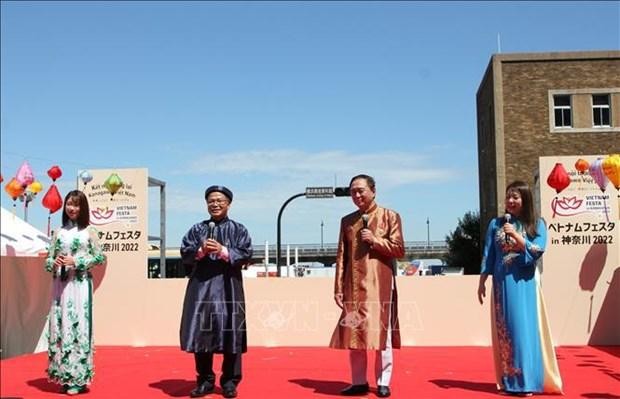 Vietnamese Ambassador to Japan Vu Hong Nam (second from left) and Kanagawa Governor Yuji Kuroiwa (second from right) at the festival (Photo: VNA)