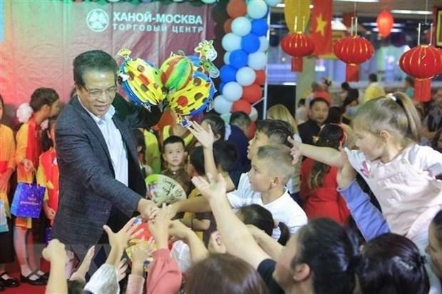 Vietnamese Ambassador to Russia Dang Minh Khoi presents lanterns to children at the Mid-Autumn Festival celebration on September 9. (Photo: VNA)