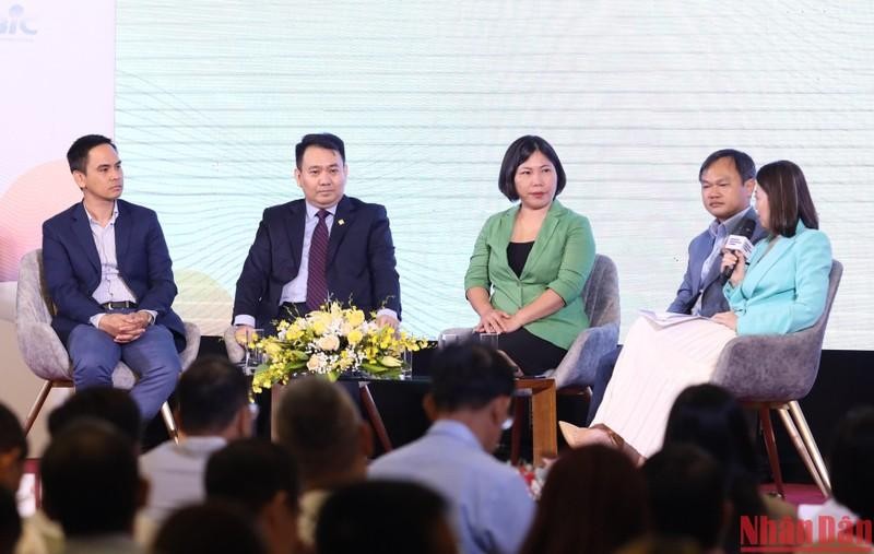 Speakers in a discussion held at Industry Innovation Forum 2022. (Photo: VNA)