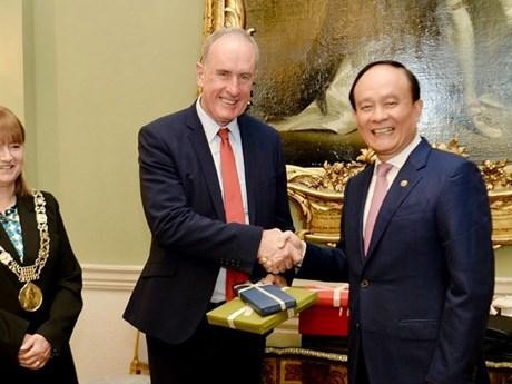 Vice Secretary of Hanoi Party Committee and Chairman of the People’s Council Nguyen Ngoc Tuan (R) presents gifts to Chief Executive of Ireland's Dublin City Owen P. Keegan