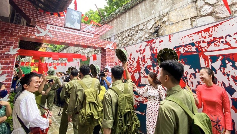 The staff of the relic site are recreating the scene of old Hanoi mothers and charming girls in their 'Ao dai' to welcome soldiers. (Photo:VOV)
