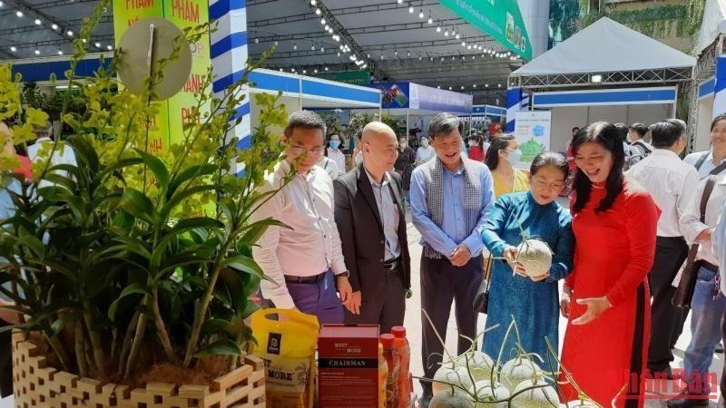Delegates visit typical agricultural product fairs and exhibitions.