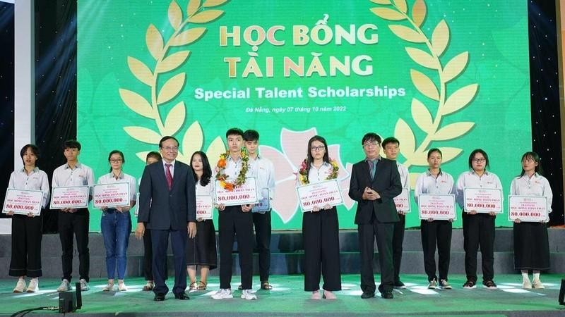Outstanding students receive the Hoa Anh Dao (Cherry blossom) talent scholarship.