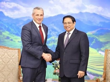 Prime Minister Pham Minh Chinh (right)meets new Belarus Ambassador to Vietnam Uladzimir Baravikou on October 11. (Photo: VNA)