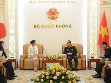  Lieutenant General Phung Si Tan (R), Deputy Chief of the General Staff of the Vietnam People's Army receives Matsuzawa Tomoko (Photo: qdmd.vn)