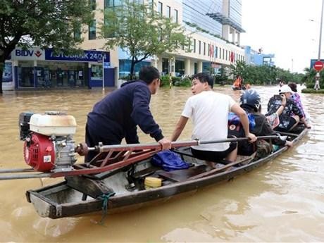 Using small boats for traveling amid flooding (Photo: VNA)