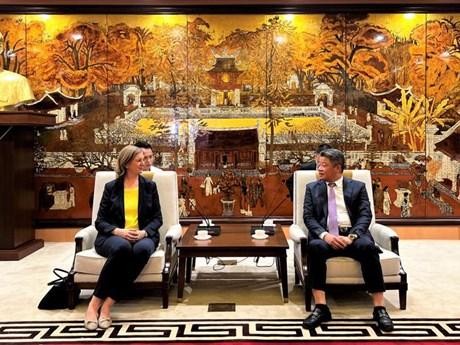 Vice Chairman of the Hanoi People’s Committee Nguyen Manh Quyen (R) meets with Barbara Eibinger-Miedl, Regional Minister for Economy, Tourism, Europe, Science and Research at the State Government of Styria, on October 17 (Photo: hanoimoi.com.vn)
