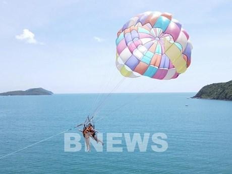 Tourists experience paragliding in Nha Trang city. (Photo: VNA)