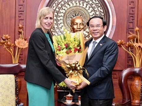 Politburo member and Secretary of the HCM City Party Committee Nguyen Van Nen (R) and new US Consul General Susan Burns. (Photo: VNA)