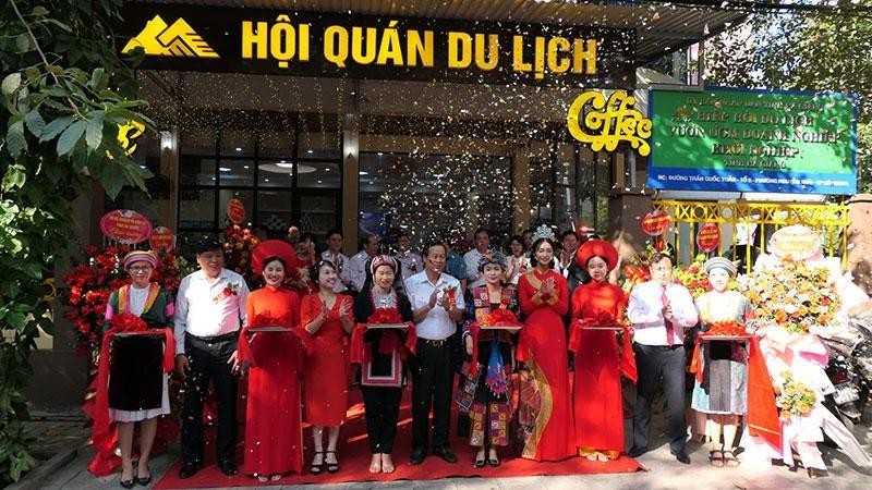 Leaders of Ha Giang province cut the ribbon to open the Ha Giang tourist club's office.