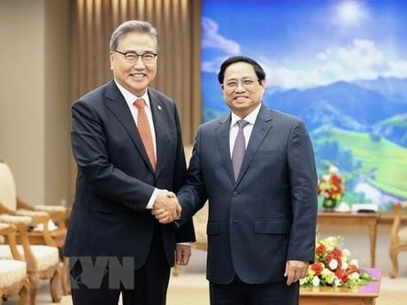 PM Pham Minh Chinh (R) meets with the RoK's Foreign Minister Park Jin in Hanoi on October 18. (Photo: VNA)